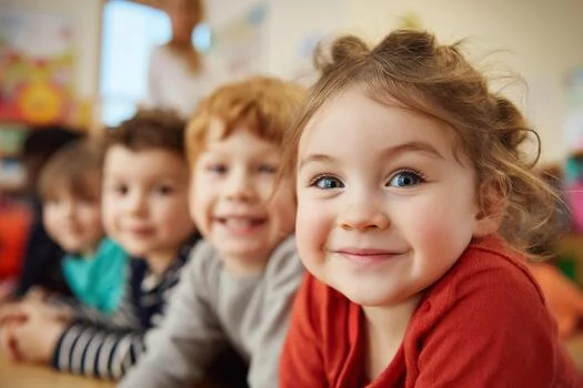 Niños y adolescentes en un entorno educativo