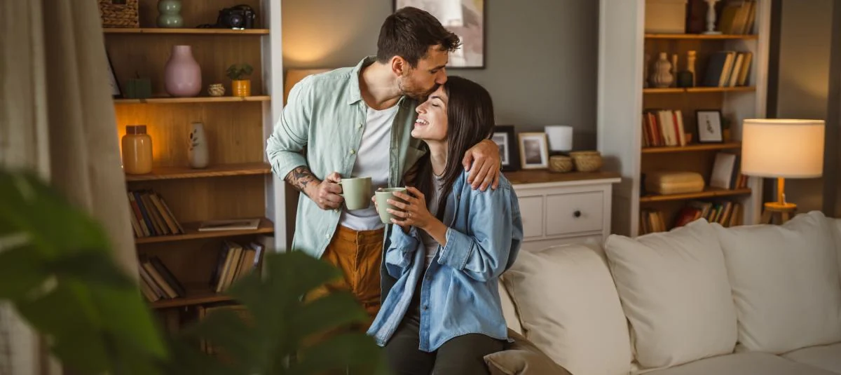 Pareja en un entorno hogareño